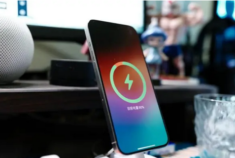 张家界苹果15换屏服务分享用什么充电器给iPhone15充电更好 